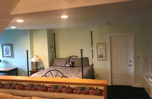 Town of Reading Bed & Breakfast | Exceptional Longhouse Manor B&B: Pool, Hot Tub & Breakfast