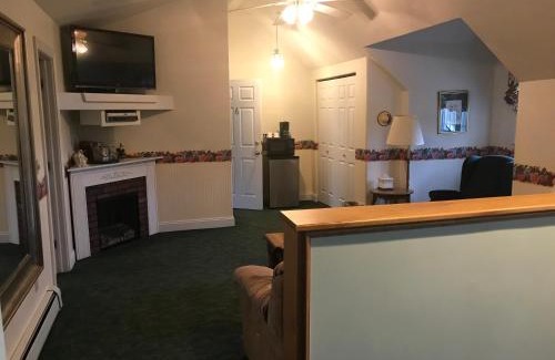 Town of Reading Bed & Breakfast | Exceptional Longhouse Manor B&B: Pool, Hot Tub & Breakfast