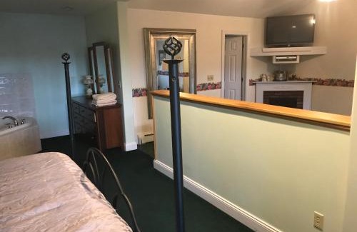 Town of Reading Bed & Breakfast | Exceptional Longhouse Manor B&B: Pool, Hot Tub & Breakfast