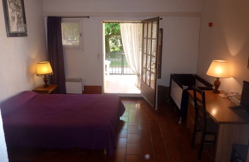 Le Sambuc Hotel | Inviting Longo Maï: Family-Friendly with Delicious Dining