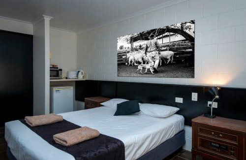 Longreach Hotel | Central Longreach Motel with Family-Friendly Amenities