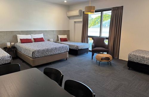 Longreach Hotel | Explore Longreach Motor Inn: Family-Friendly with Pool & Spa