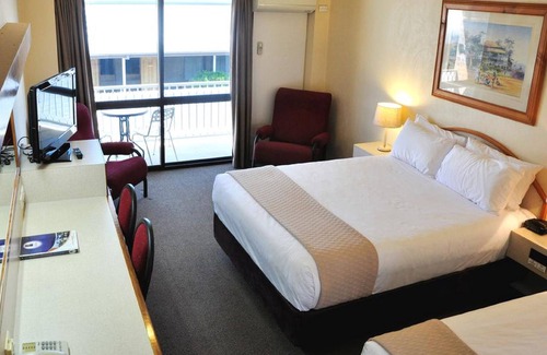 Longreach Hotel | Explore Longreach Motor Inn: Family-Friendly with Pool & Spa