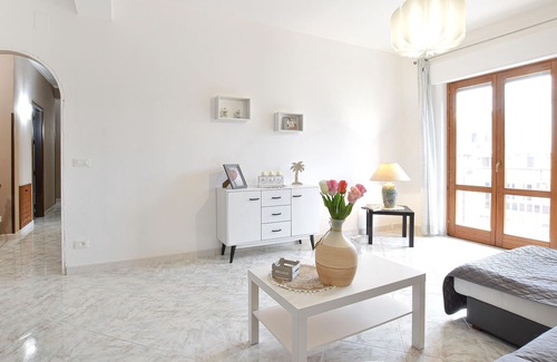Altavilla Milicia Apartment | Look forward to a relaxing vacation in this practical vacation apartment.