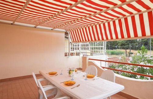 Botricello Apartment | Relaxing Beachside Retreat with Ocean View and Pet Friendly