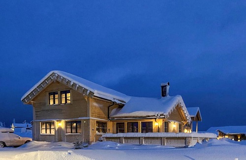 Syssleback House | Experience a Cozy Getaway with Lake Views and Sauna