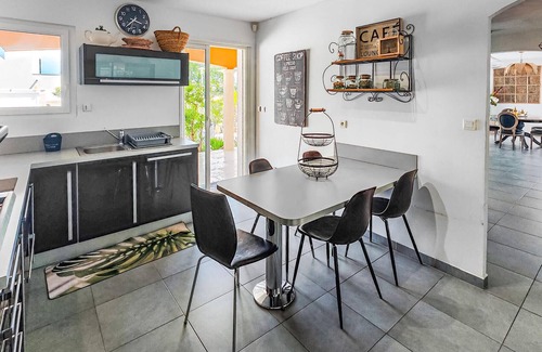 Vailhauques House | Look forward to this family-friendly vacation home with swimming pool.