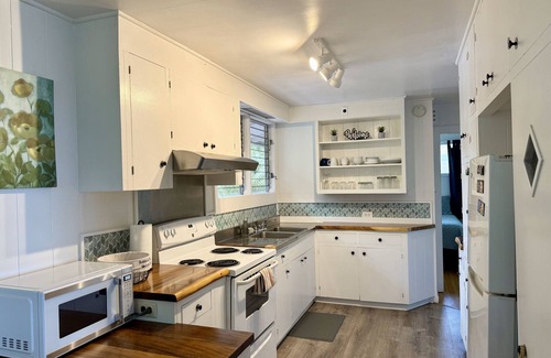 Paukaa Cottage | LOOK! Kai Cottage coastal getaway in Pauka'a!