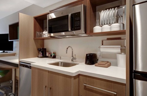 Garden Grove Hotel | Discover Relaxing Units with Free Breakfast & Pet-Friendly Perks