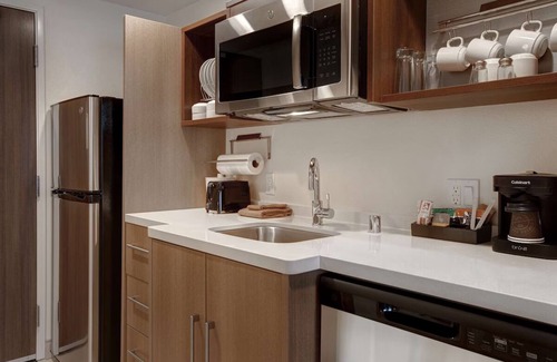 Garden Grove Hotel | Discover Relaxing Units with Free Breakfast & Pet-Friendly Perks