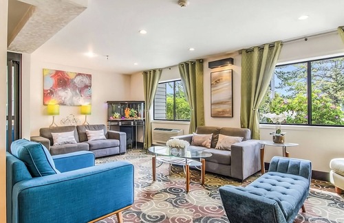 Poulsbo Hotel | Discover a Pet-Friendly Haven with Breakfast and Free Parking