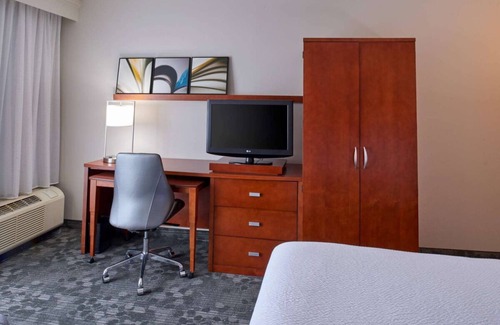 Indianapolis Hotel | Discover Relaxing Units with Indoor Pool & Pet-Friendly Stay