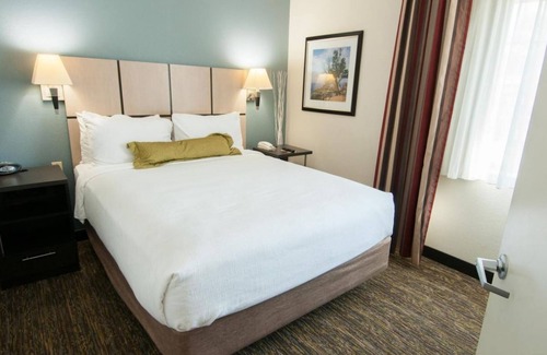 Anaheim Resort Resort | Discover Comfort: Kitchenette & Pet-Friendly Near Ponderosa Park