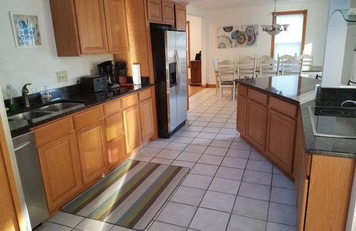 South Haven House | Family-Friendly Retreat: Walk to Beach & Town, Pet Friendly