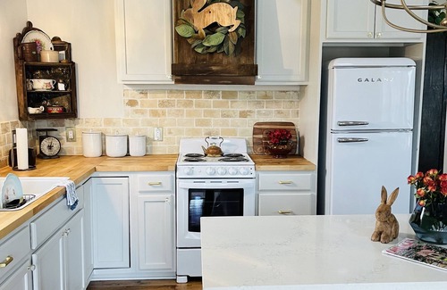 Johnson County Cottage | Discover Your Ideal Urban Escape with Pool and Spa