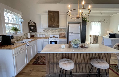 Johnson County Cottage | Discover Your Ideal Urban Escape with Pool and Spa