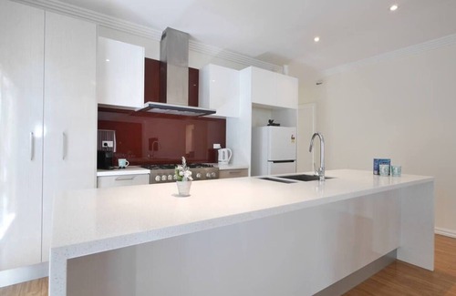 Athelstone House | Ideal Family Retreat with Kitchen & Breakfast Included