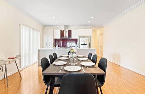 Athelstone House | Ideal Family Retreat with Kitchen & Breakfast Included