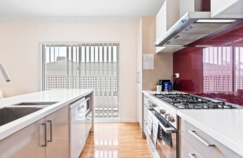 Athelstone House | Ideal Family Retreat with Kitchen & Breakfast Included