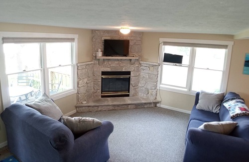 Syracuse House | Looking for an affordable stay on the lake? Enjoy the lake life at Dewart Blue!!