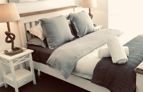 Middleton House | Perfect Surf Getaway at a Beachfront Oasis with Pool