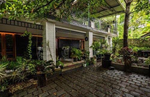 Alwaye House | Family-Friendly Getaway at Looking Glass by Roamhome