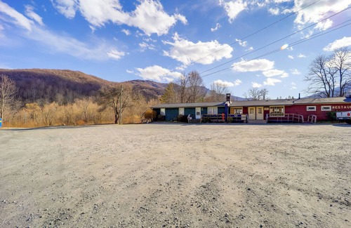 Banner Elk Apartment | Cozy Banner Elk Condo with Fireplace and Scenic Deck