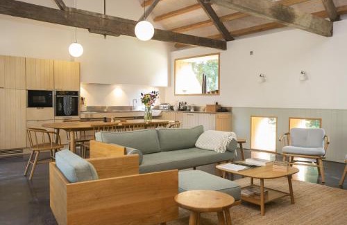 West Compton House | Family-Friendly Lookout with Pet Hospitality