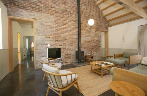 West Compton House | Family-Friendly Lookout with Pet Hospitality
