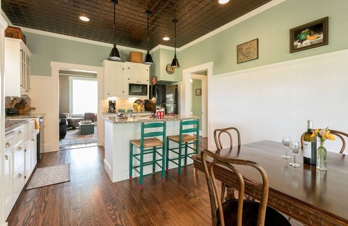 Fredericksburg House | Lookout Hill Cottage: Breathtaking Views & Spa Retreat