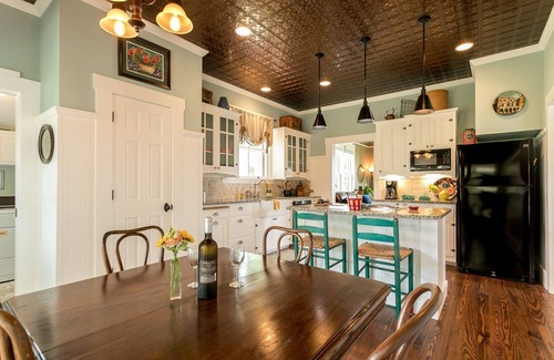 Fredericksburg House | Lookout Hill Cottage: Breathtaking Views & Spa Retreat