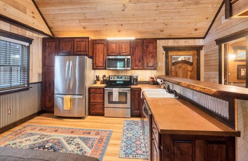 Rising Fawn House | Discover Lookout Lodge: Family-Friendly with Hot Tub Access