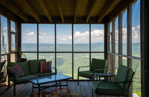 Lookout Mountain House | Inviting Lookout Mountain Brow Home with Hot Tub & Sunset Deck