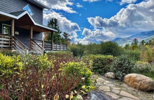 Wilmington House | Cozy Lookout Mountain Chalet with Hot Tub & Kitchen Amenities