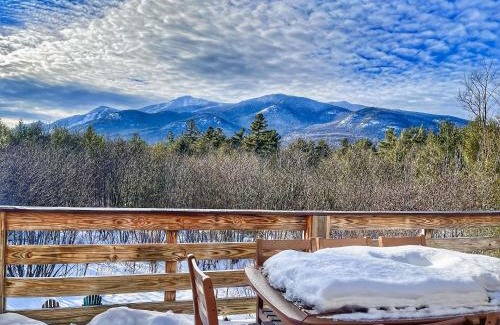 Wilmington House | Cozy Lookout Mountain Chalet with Hot Tub & Kitchen Amenities