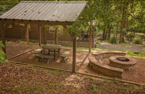 Lookout Valley Neighborhood Association House | Pet-Friendly Lookout Tiny Cabin Near Downtown Chattanooga