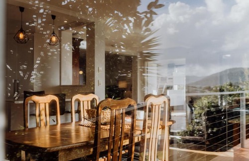 Bicheno House | Discover Lookout Vista: Family-Friendly Retreat with Kitchen