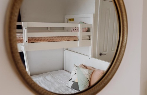 Bicheno House | Discover Lookout Vista: Family-Friendly Retreat with Kitchen