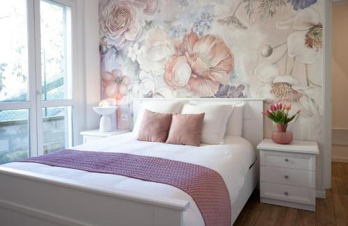 Albate Apartment | Romantic Lora Apartment with Free Parking & Self Check-In