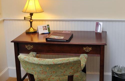 Camden Hotel | Elegant Lord Camden Inn: Pet Friendly with Great Amenities