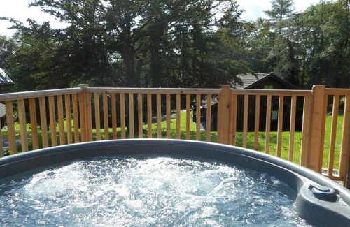 Newton Stewart Ski Chalet | Pet-Friendly Lord Galloway 36 with Inviting Hot Tub