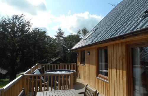 Newton Stewart Ski Chalet | Pet-Friendly Lord Galloway 36 with Inviting Hot Tub