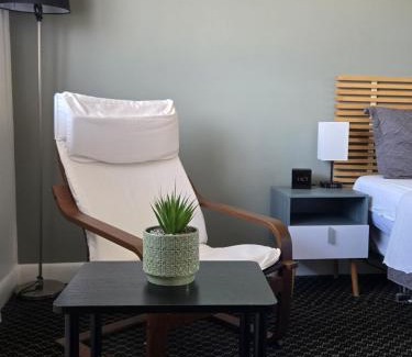 Kingston Hotel | Pet-Friendly Retreat at Lord Nelson Motel with Hot Tub
