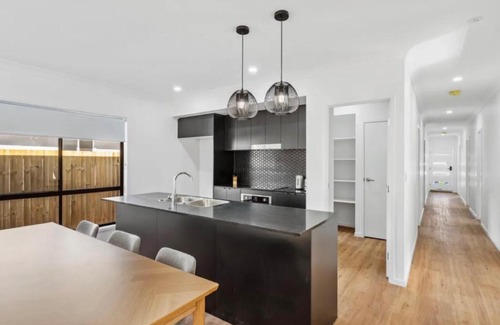 Marsden Apartment | Discover Lorde House: Ideal Location for Family Getaways