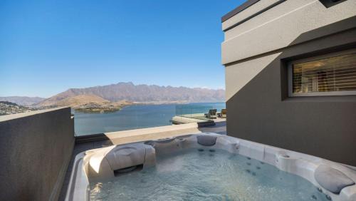Fernhill Apartment | Explore Lordens Penthouse with Hot Tub & BBQ Features