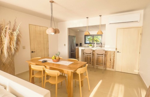 Tolu House | Beachfront Loretta House with Infinity Pool & Family-Friendly