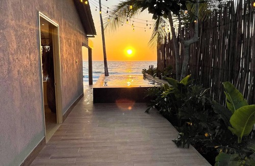 Tolu House | Beachfront Loretta House with Infinity Pool & Family-Friendly