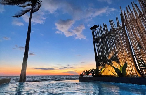 Tolu House | Beachfront Loretta House with Infinity Pool & Family-Friendly