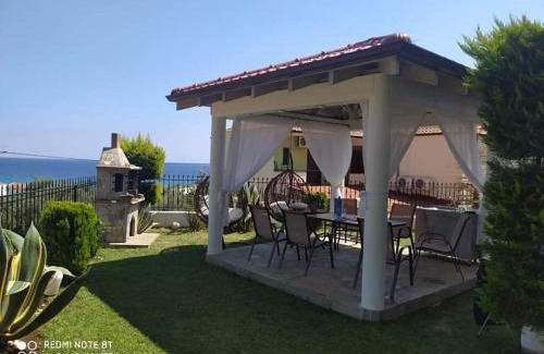 Chrisi Ammoudia Apartment | Oceanfront Loretta Studio with Excellent 9.2/10 Ratings