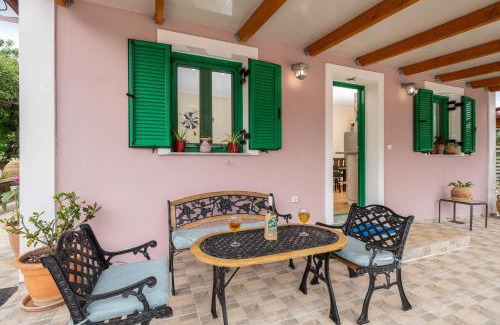 Erisos Cabin | Cozy Lori Apartment: Pet & Child Friendly Getaway